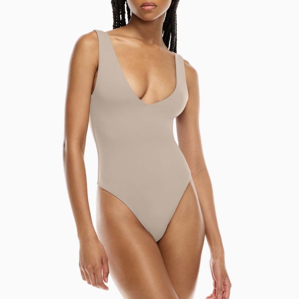 Stunning Aritzia ultra stretchy Contour V Neck Bodysuit Tank Top😍